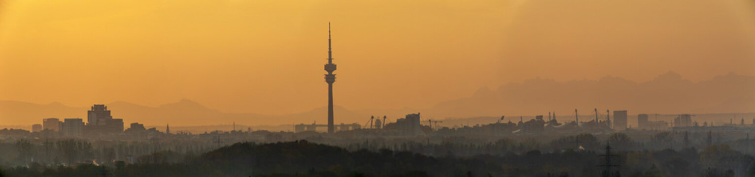 Munich Skyline, Panorama M&uuml;nchen bei Sonnenaufgang mit gelben Saharastaub in der Luft
