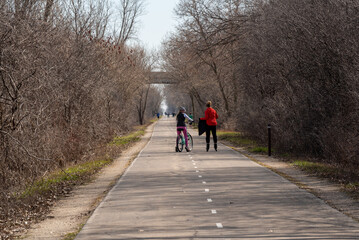 Obraz premium People Enjoying The Fox River Trail In Spring In De Pere, Wisconsin