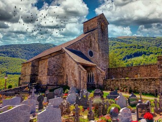 Fototapeta na wymiar Sainte Engrace - església i cementiri - França