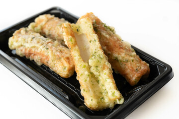 トレーに入った竹輪の磯辺揚げ