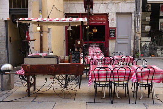 Tables sur la rue du restaurant Le Petit Glouton, bouchon lyonnais dans le quartier historique du Vieux-Lyon