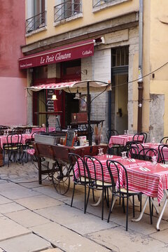 Tables sur la rue du restaurant Le Petit Glouton, bouchon lyonnais dans le quartier historique du Vieux-Lyon