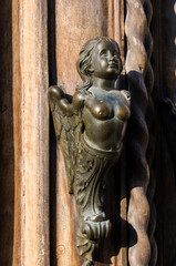 Obraz premium Dettaglio della maniglia di un portone di un palazzo storico di Feltre, borgo storico in provincia di Belluno