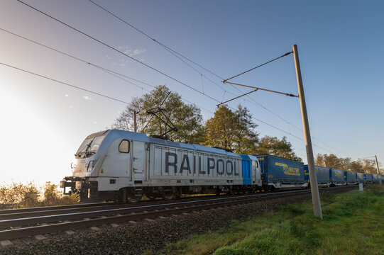 Deutschland , Krimnitz , 30.10.2022 , Ein Güterzug mit einer Lok Fahrzeugvermieter Railpool bespannt