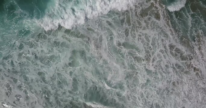 Serene ocean waves ebb and flow in mezmerizing abstraction