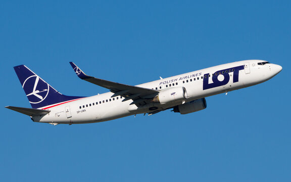 LOT Polish Airlines Boeing 737-800  Plane Takeoff (27th Oct 2022)