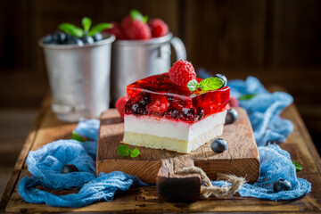 Fresh and delicious jelly cake made of fruits.