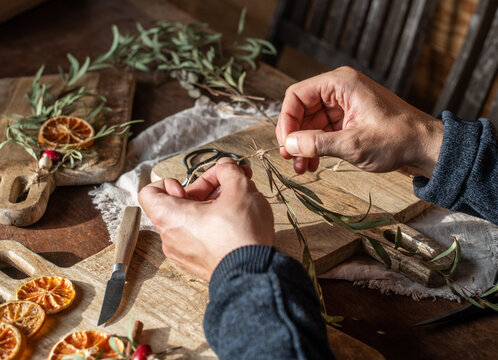 Basteln im Advent, Weihnachtsdeko mit getrockneten Orangenscheiben, Cranberry, Eukalyptus, DIY selber machen im Advent, rustikale Dekoration gestalten
