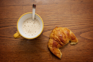 Desayuno con café y medialunas o croissant