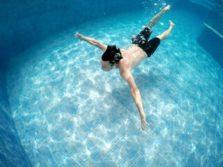 mergulho na piscina 