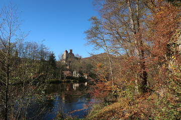 Fototapeta na wymiar Thayatal mit Burg Hardegg im Herbst - Thaya valley and Hardegg Castle in autumn