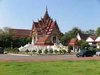Fotobehang Historisch monument Wat Hat Yai Nai in de Thaise stad Hat Yai heeft enorme lagen met meerdere daken en ingewikkelde kunstwerken