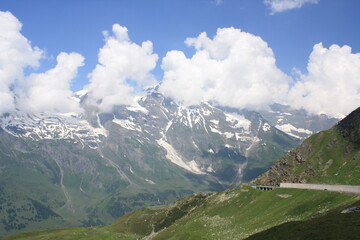 Fototapeta na wymiar Carretera alpina del Grossglockner, paso de montaña en Austria. 