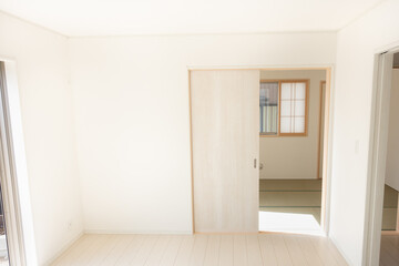 Fototapeta na wymiar 新築住宅の部屋の写真。床コーティングあり。