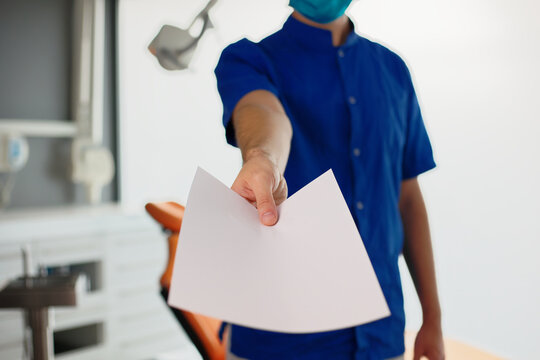 le dentiste masqu&eacute; remet le devis