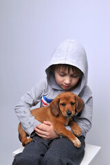 menino com cachorro fofinho 