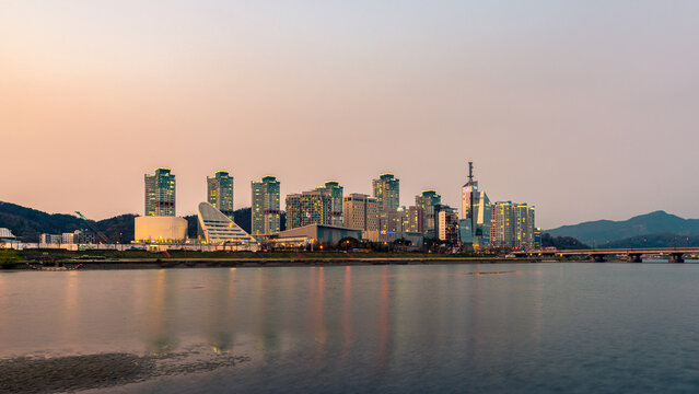 대전 갑천 주변 고층건물의 저녁풍경-Evening view of high-rise buildings around Gapcheon Stream in Daejeon