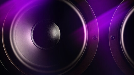 Sound-Audio-Lautsprecher mit Neonlichtern. Aus nächster Nähe. Kreativer Hintergrund