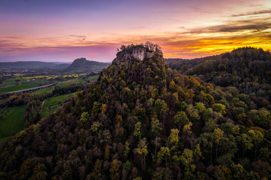 Luftaufnahmen vom Hohenr&auml;hen im Hegau bei Sonnenuntergang