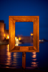 un cadre doré devant le fort de collioure