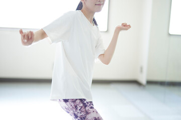 ダンスを踊る若い日本人女性