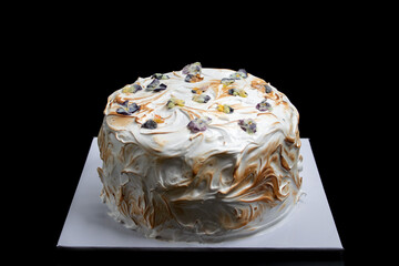 Pastel de limón cremoso con flores cristalizadas 