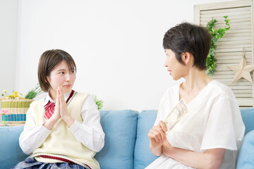 自宅で母親お小遣いをねだる高校生