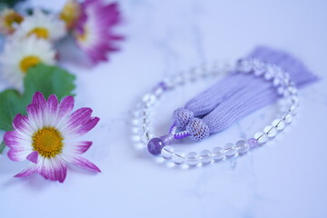 菊の花と薄紫色の数珠