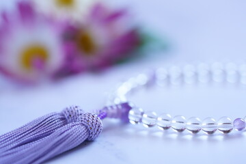菊の花と薄紫色の数珠