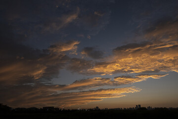 석양으로 붉게 물든 구름