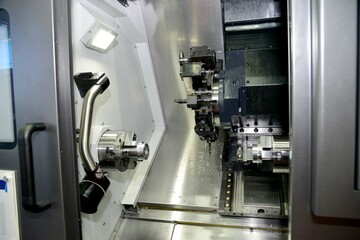 最新の工作機械を導入した部品工場