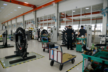 最新の工作機械の組立工場。