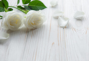 Fototapeta na wymiar White roses on a wooden table