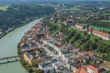 Naklejka na ściany i meble Ausblick auf Burghausen an der Salzach in der Grenzregion Oberbayern - Oberösterreich