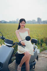 Obraz premium girl walking on rice fields