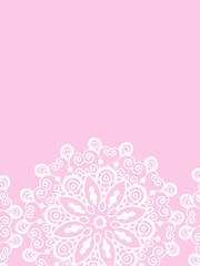 ピンクの敷物に白のテーブルクロス