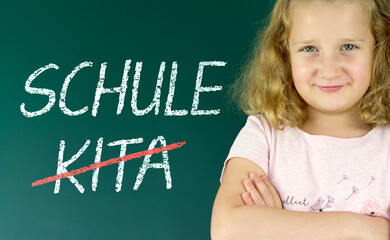 Schulkind vor Schultafel mit Aufschrift: Schule statt Kita - obrazy, fototapety, plakaty