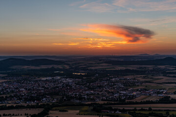 Sonnenuntergang über dem Staffelberg bei Bad Staffelstein, Landkreis Lichtenfels, Oberfranken, Franken, Bayern, Deutschland