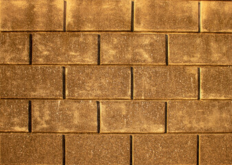 eine Wand aus Sandsteinen im Licht der Morgensonne