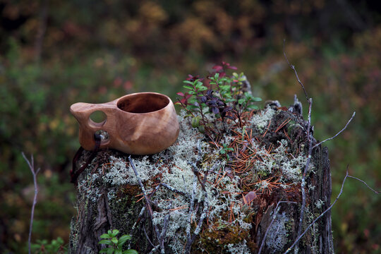 フィンランドの森の中のククサのカップ横