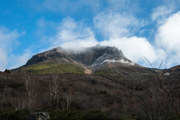 那須姥ケ平から茶臼岳山頂を臨む