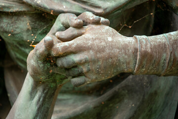 Zärtliche Hände zweier Statuen - symbolische Hilfe