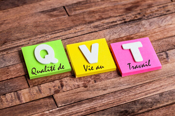 Blocs-notes carré colorés des lettres en bois : acronyme QVT - 542639532