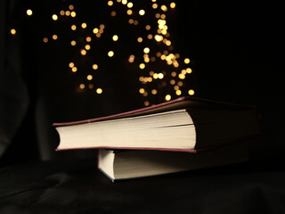 zwei alte Bücher mit bokeh lichtern