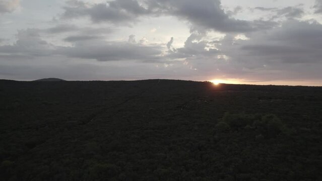 Sonnenaufgang hinter dem Berg - Drohne -DJI Air 2s - D-Log