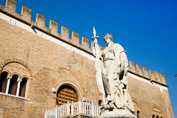 Treviso, Statue dedicated to the Dead of the Fatherland and Palazzo dei Trecento behind - Piazza Indipendenza