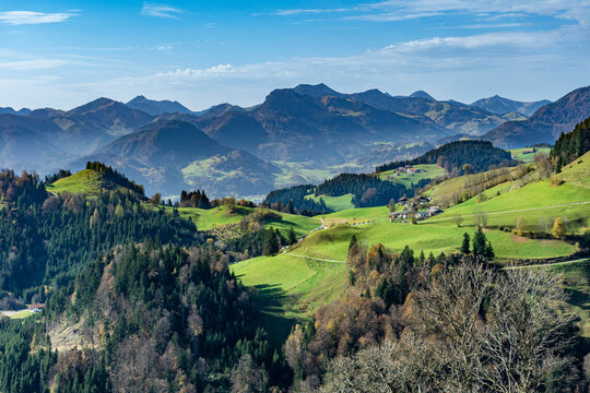 Wandern in Tirol N&auml;he Walchsee: Die Berge vom Zahmen und der Wilden Kaiser - Blick vom Brennk&ouml;pfl Richtung Westen Aufinger Alm