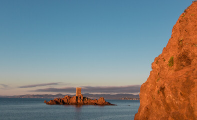L'île d'Or à Saint-Raphaël dans le Var avec sa tour au milieu de la Mer Méditerranée sur la...