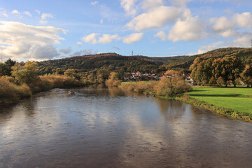 Fototapeta premium Goldener Oktober an der Fulda bei Bad Hersfeld