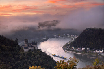 St. Goarshausen, Loreley, Rheinland-Pfalz, Deutschland, Sonnenaufgang ueber der Loreley im Morgennebel, im Vordergrund Burg Katz Katz 